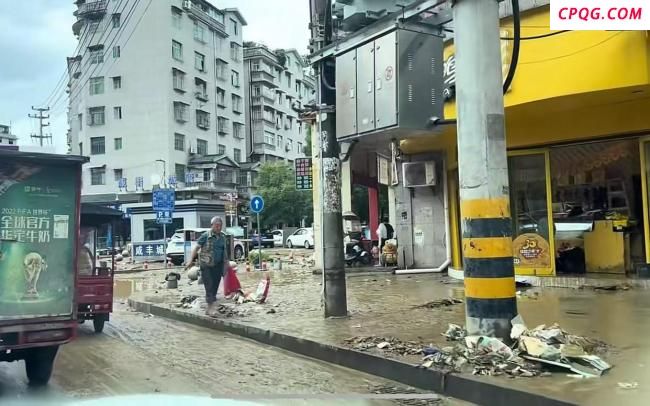 湖北咸丰逢大暴雨致多车泡水