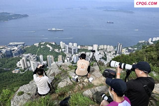 山东舰抵港市民争相拍照留念
