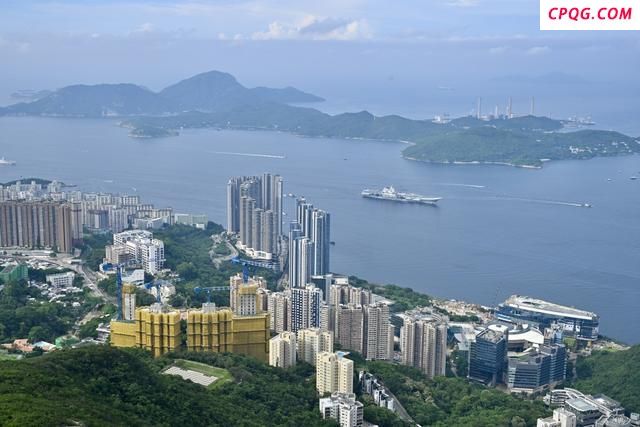 山东舰抵港市民争相拍照留念 航母编队首访香港