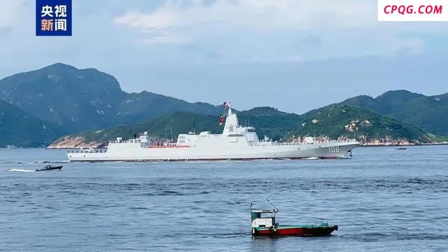 山东舰抵港市民争相拍照留念 航母编队首访香港