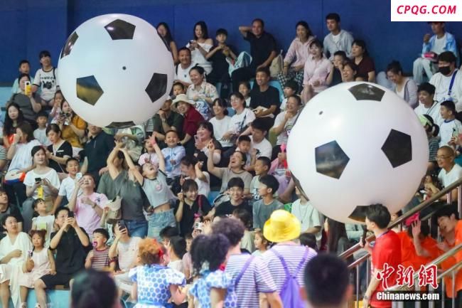 南京海底世界水下拉横幅为南京助威 创意深海助威燃爆现场