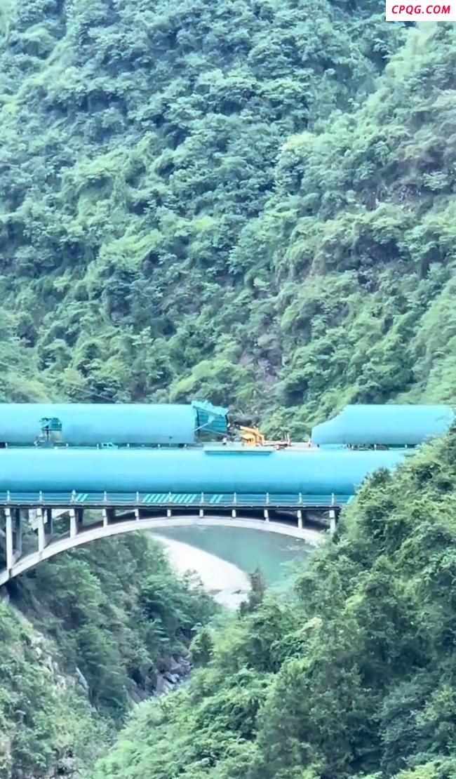 包茂高速安康段两隧道间防护顶棚断裂