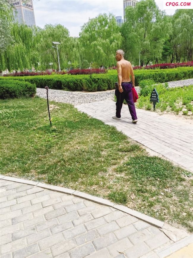 夏日黄河边兴起晒背热 专家支招 科学晒背指南