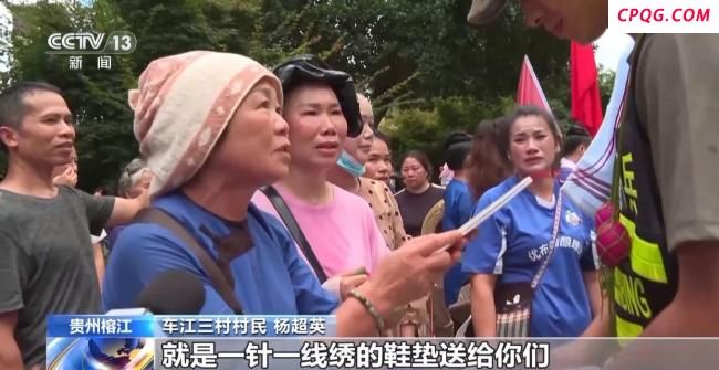 抗洪救援人员撤离 百姓自发送别