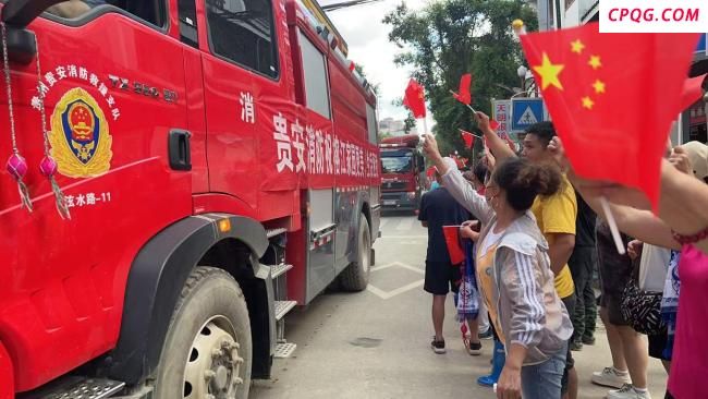 榕江村民亲手缝制鞋垫送救援队 感恩心意温暖人心