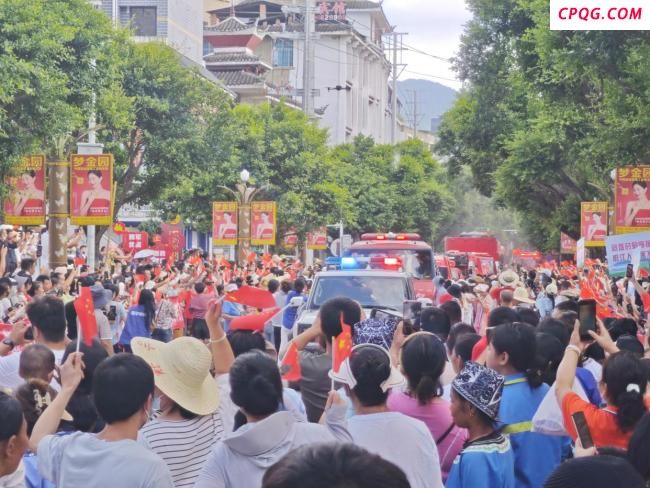 榕江村民亲手缝制鞋垫送救援队