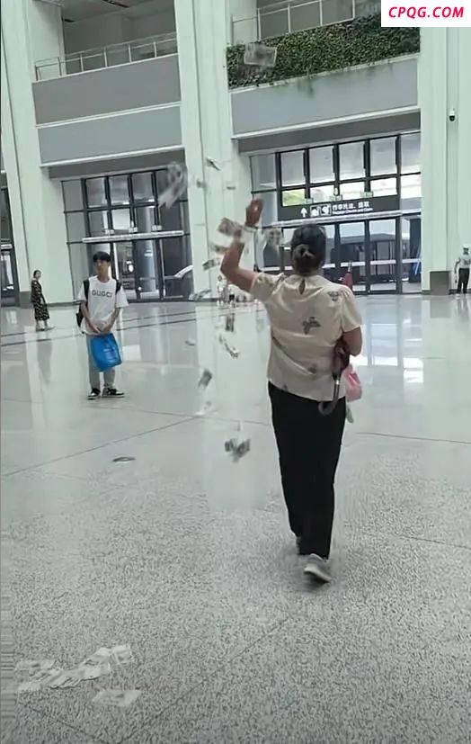 广州一高铁站女子边走边撒大量现金