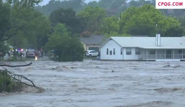 美国得克萨斯州洪水已致13人死亡 约23人失踪