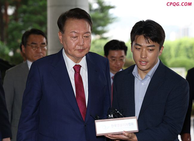 韩国前总统尹锡悦出席内乱特检组第二次传唤调查