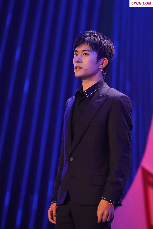 易烊千玺演唱会第一个有票的人出现了 预售倒计时引发热议