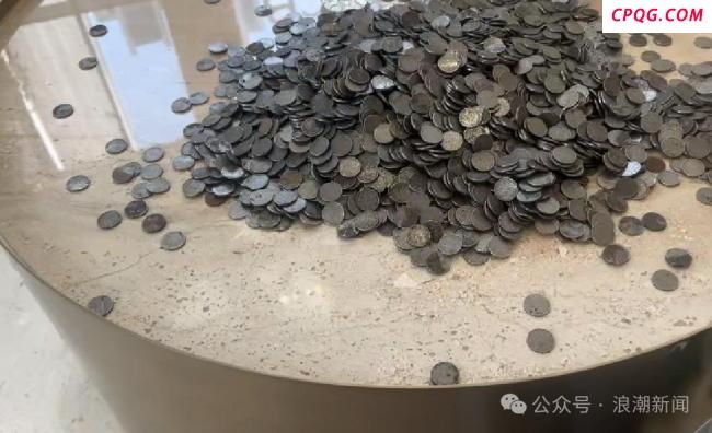 男子存2万枚硬币遭银行质疑拒收