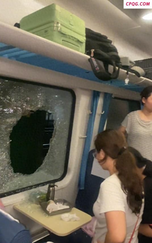 列车停运闷热难耐 乘客砸窗该不该