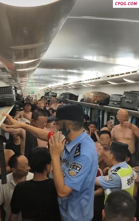 列车停运闷热难耐 乘客砸窗该不该 35℃车厢引争议