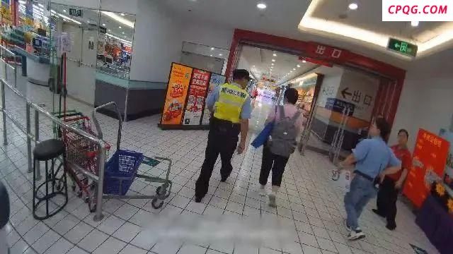 老人欲用20万现金买购物卡被拦下