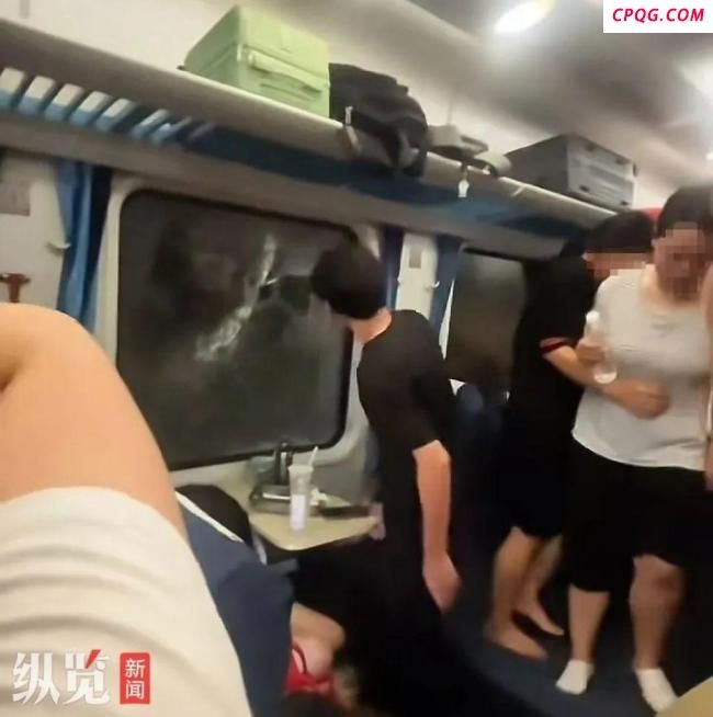 脱线列车乘客：砸窗后舒服多了