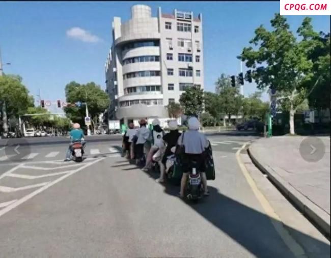 交警：车辆避晒式等红灯违法 安全隐患不容忽视
