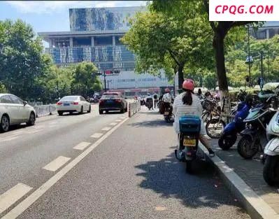 交警：车辆避晒式等红灯违法 安全隐患不容忽视