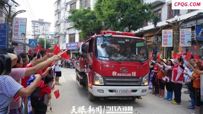榕江百姓夹道欢送武警战士
