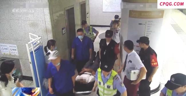 旅客在列车昏迷众人合力抢救