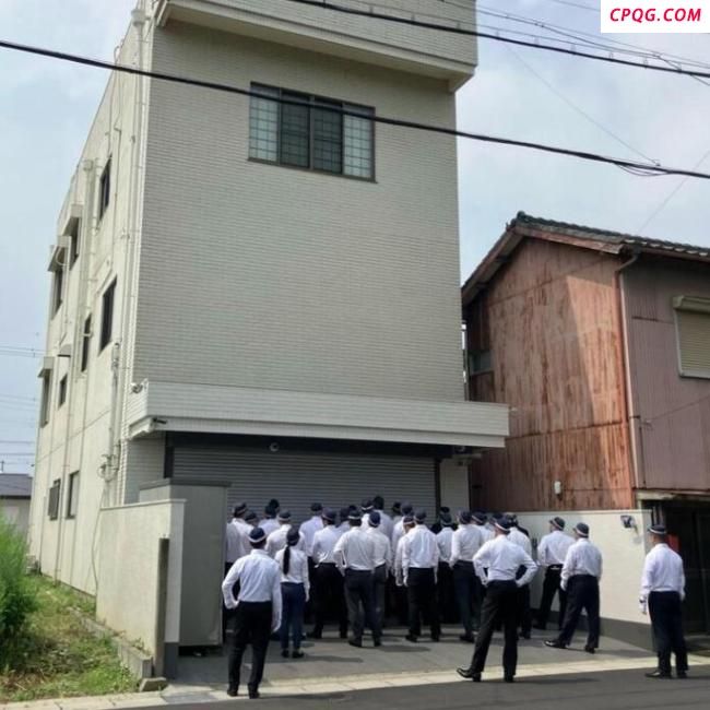 日本警察拿电锯上街抓捕黑道 网友热议执法风格