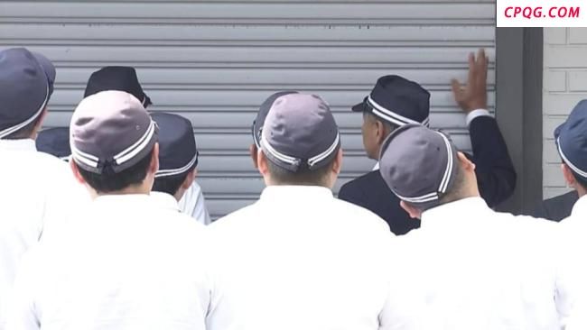 日本警察拿电锯上街抓捕黑道 网友热议执法风格