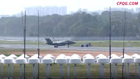 滞留印度的英军F-35B被拖入机库