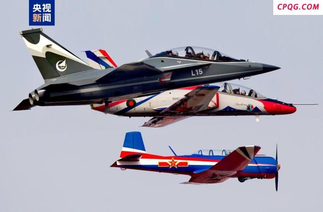 空军三型教练机编队飞行影像首次展现！