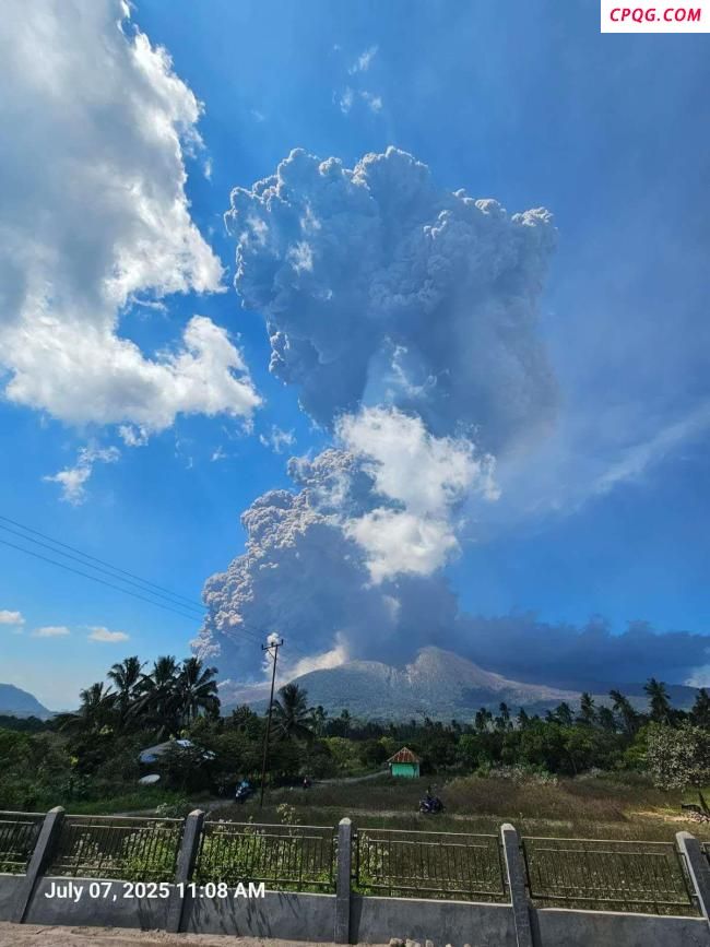 火山灰柱最高达1.8万米 印尼勒沃托比火山喷发