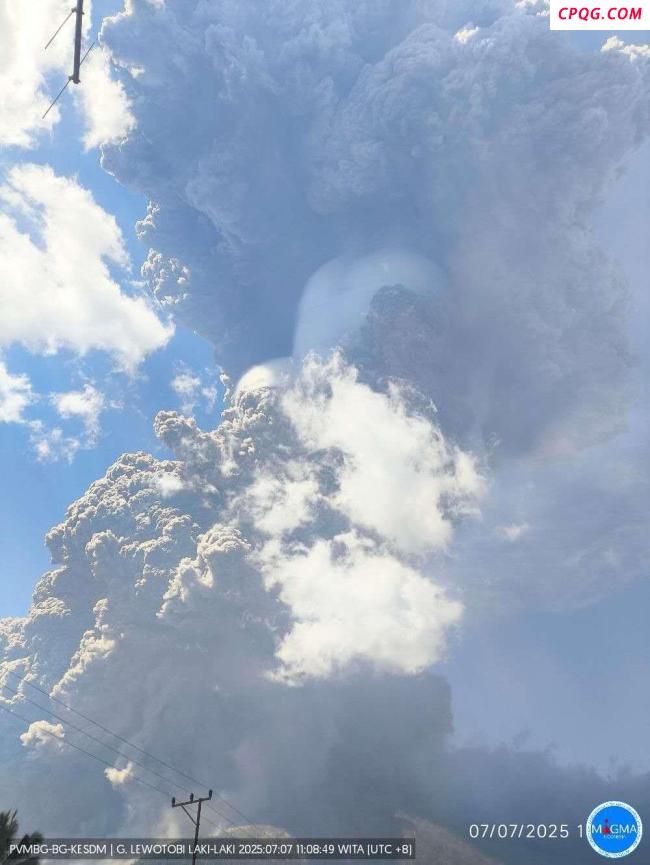 火山灰柱最高达1.8万米 印尼勒沃托比火山喷发