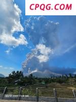 火山灰柱最高达1.8万米 印尼勒沃托比火山喷发