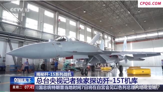 歼15T被抢镜 现实版《主角和配角》