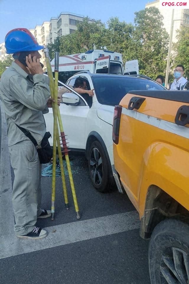公交车司机铁棍破窗救出癫痫司机