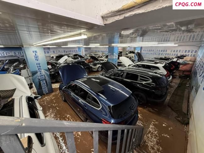 暴雨致重庆一车行近90台车辆被淹