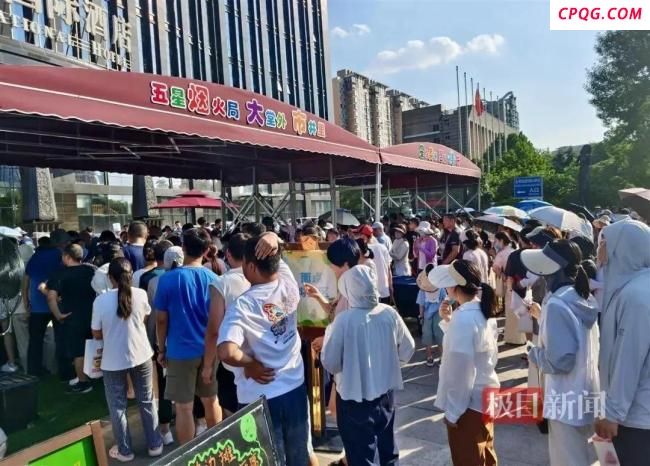 郑州一高端星级饭店门口摆摊火爆 日入3万引热议