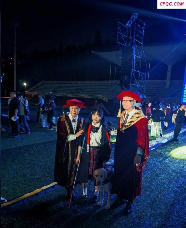 博主失明辍学 借学士服拍照