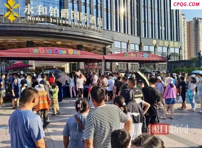 郑州一高端星级饭店门口摆摊火爆 日入3万引热议