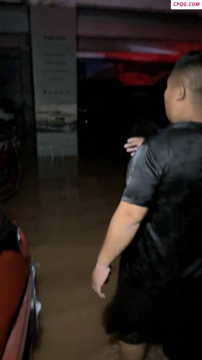 重庆车行老板70多辆车泡水损失200万 暴雨突袭致惨重损失
