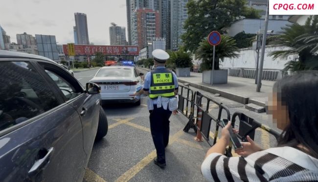开水烫伤男童下体交警2次开道送医