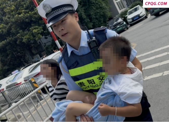 开水烫伤男童下体交警2次开道送医 紧急救援争分夺秒