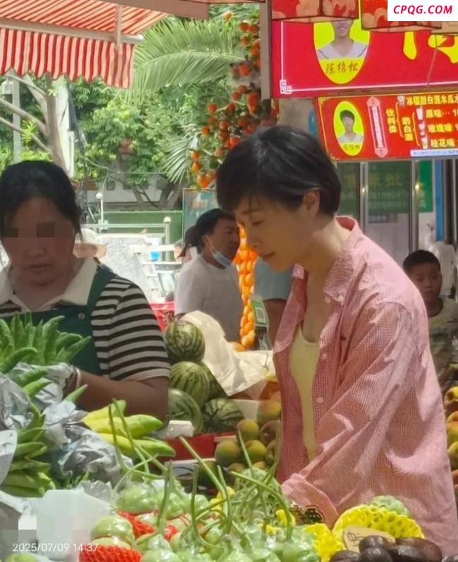 演员吴越逛昆明菜市场 贴近生活显亲和