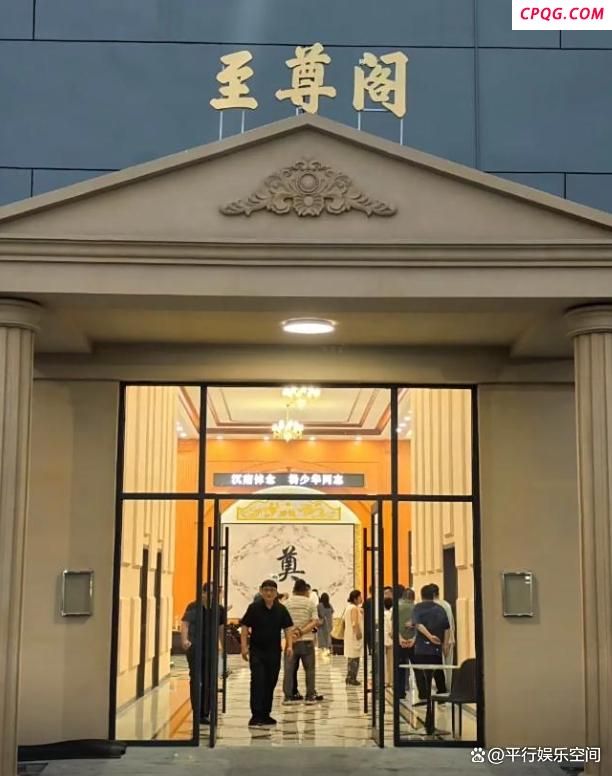 前央视主持人在杨少华灵堂前崩溃