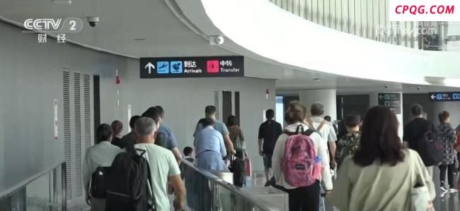 外国游客扎堆扫货“中国造” 入境便利政策吸引国际客