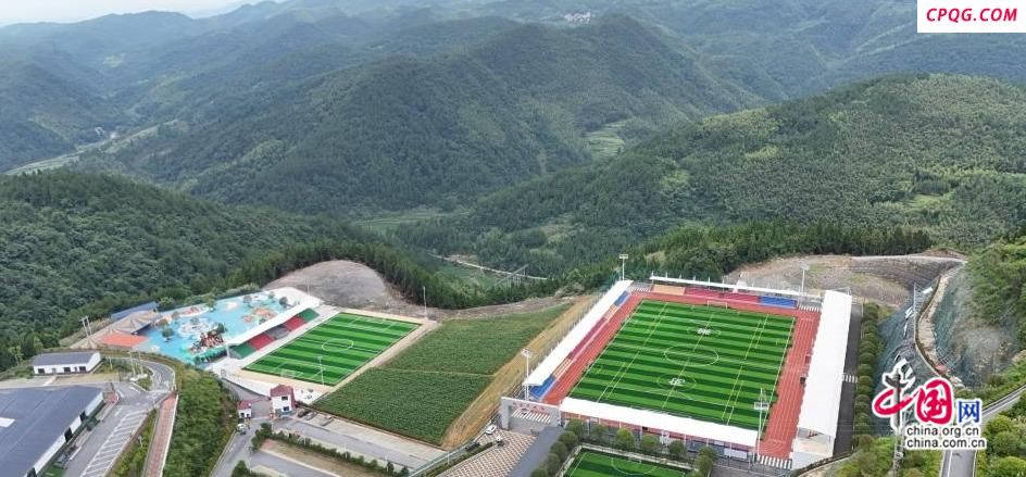 第六届“侨心杯”少年足球邀请赛在湖南隆回开赛