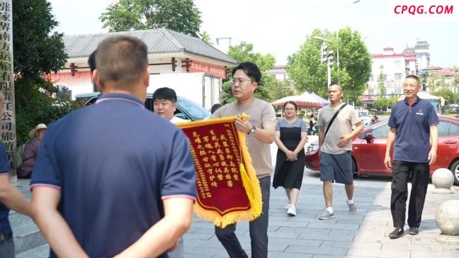 张家界司机晕倒前尽全力刹车救下整车韩国游客