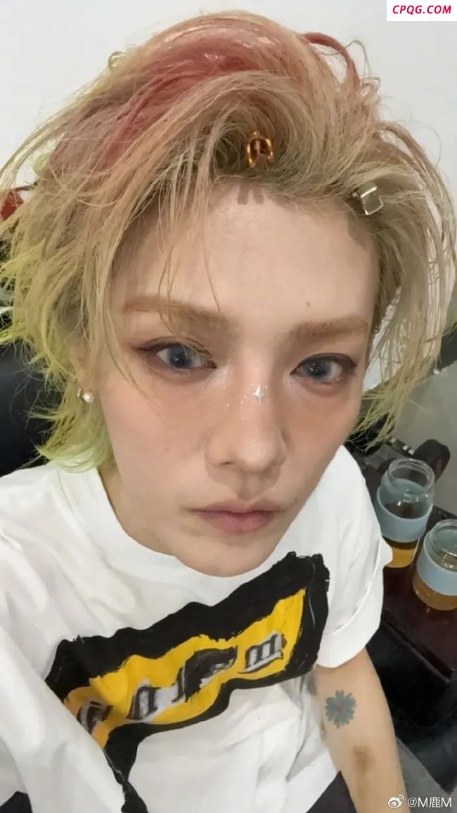 鹿晗账号解禁后首晒自拍 夏日回归引粉丝狂欢