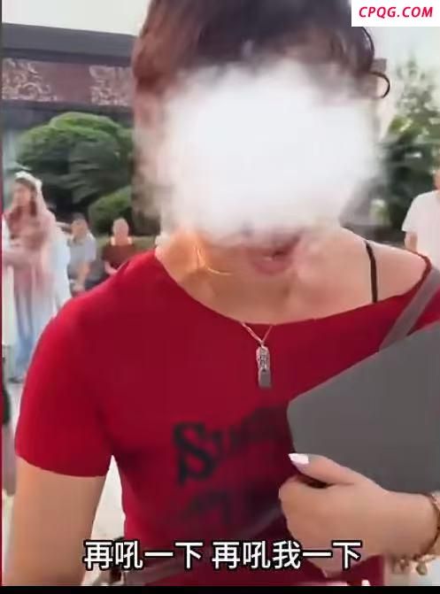 你怎么看洪崖洞女子强拉游客拍照
