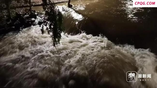 暴雨致杭州九溪多人滞留 消防救援
