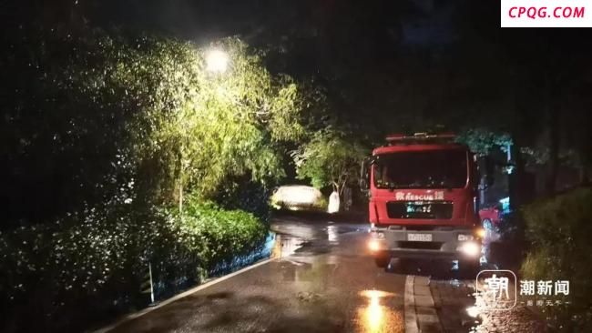 暴雨致杭州九溪多人滞留 消防救援 紧急转移进行中
