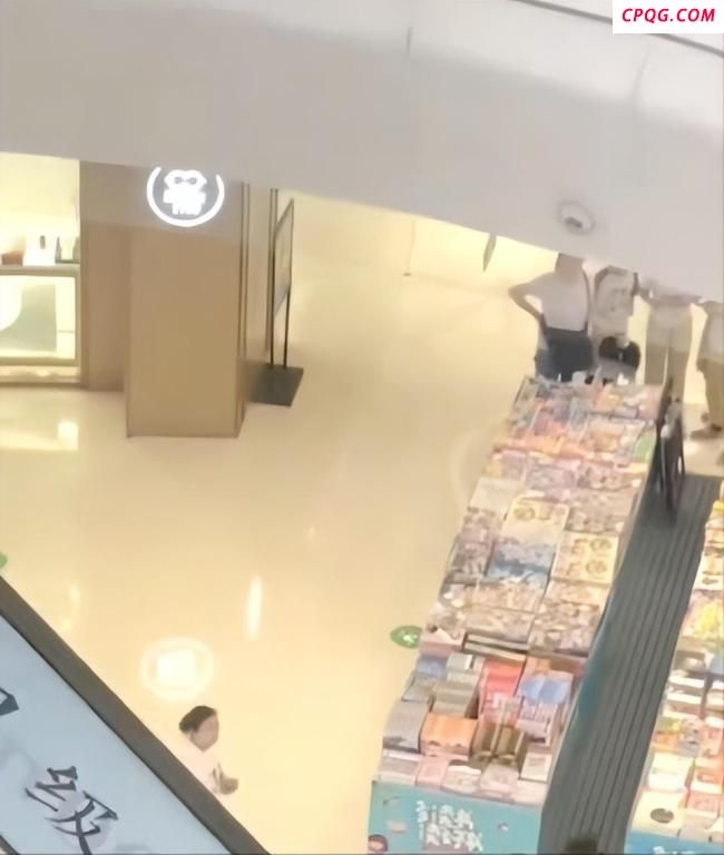 绿衣男从商场三楼抛下椅子 涉嫌高空抛物险伤人