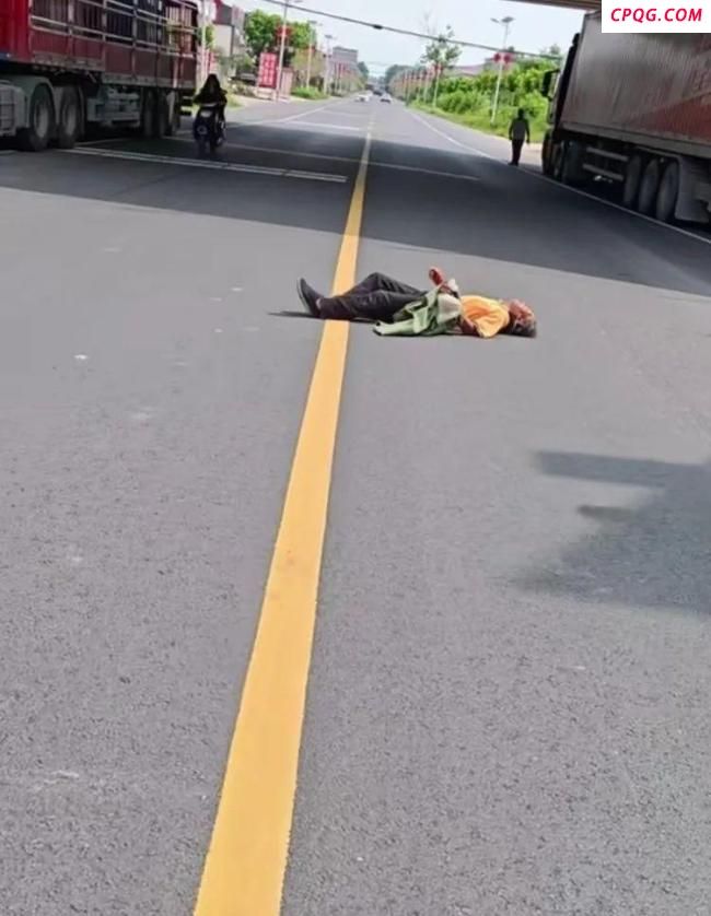 河南一老人晕倒 路过司机伸出援手
